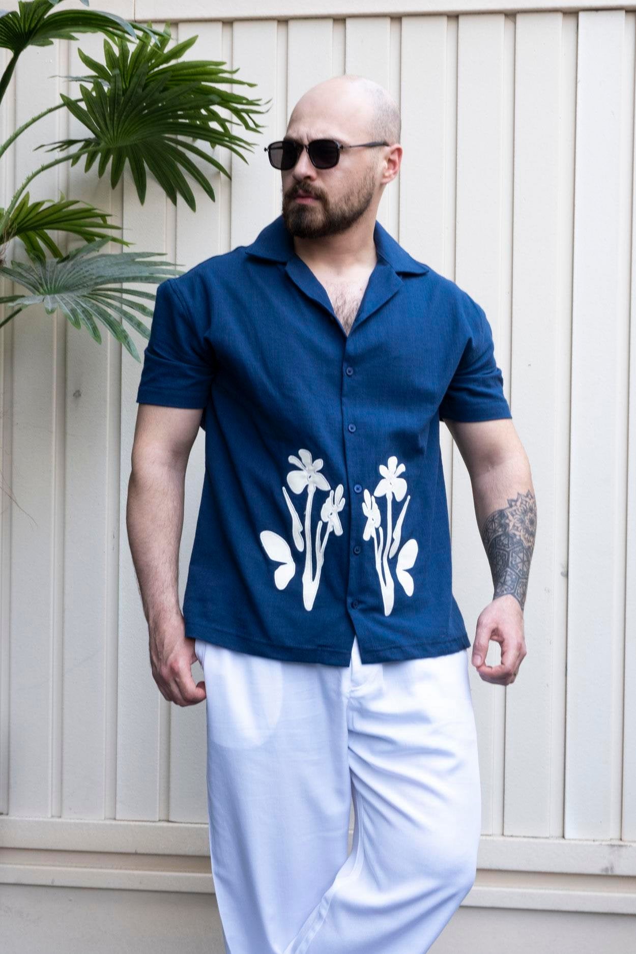 Stylish Everyday Shirt with Relaxed Fit and Floral Embellishment